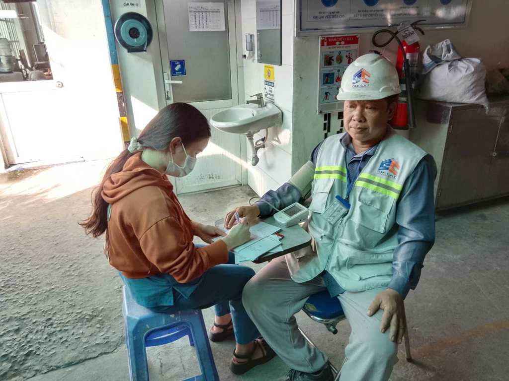 Đo huyết áp trước giờ thi công